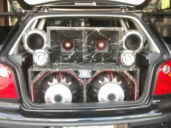 caixas de som selada e dutada