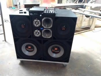 caixas de som selada e dutada